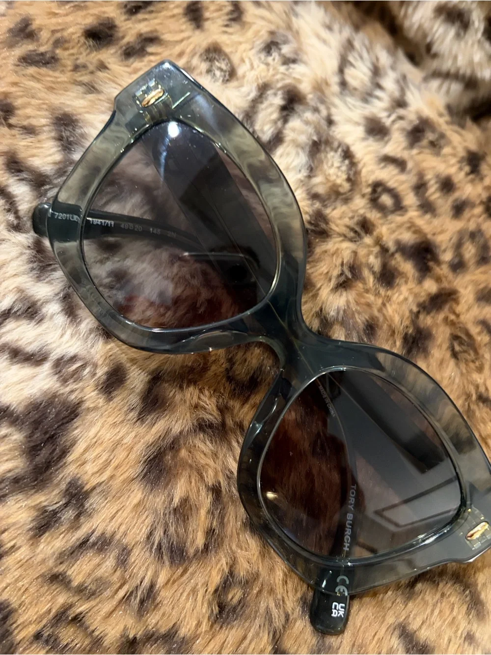 TORY BURCH  Sunglasses in transparent  charcoal with Orange Case